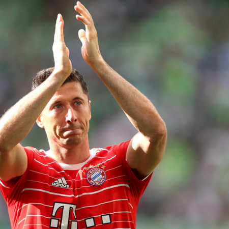 Robert Lewandowski Cries As He Waves Goodbye To Bayern Fans